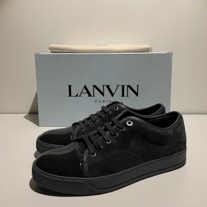 Lanvin skor  - Hej! Säljer nu dessa sjukt populära lanvin skor. Skorna är i superfint skick! Nypris ligger på 5299kr Hör av dig vid frågor!