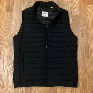 Jack and Jones väst - Säljer min oanvända Jack and Jones väst. Str M men passar L. Väldigt bra skick pga oanvänd.