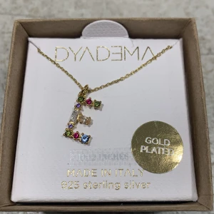 Halsband med Berlock ”E” - Jag säljer detta halsband med berlock bokstav E. Fått i present men inte riktigt min stil, så helt oanvänd 