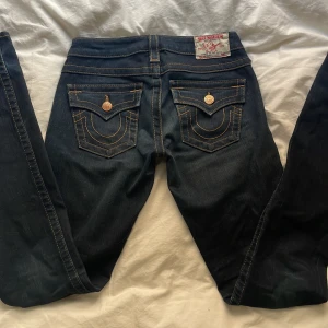 Säljer dessa as snygga true religion jeansen i storlek 24, köpta nya och knappt använda, därför i nyskick. Har inga defekter. Det är bara att skriva iafall du har några frågor💖💕 - Innerbenslängd: 84cm Mått tvärs över midjan: 33-34cm Model: bootcut/ utsvängda där nere (2000-tals stuk) 