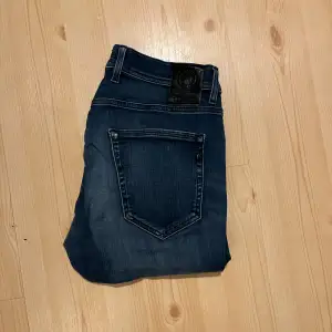 Ett stört feta replay jeans i modellen: grover! Skick 9/10, bara att höra av sig vid frågor!