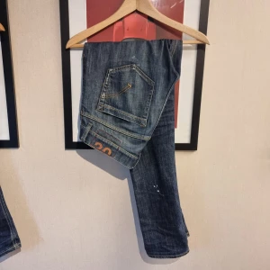 Dondup George - Dondup george i strl. 30. Go tvätt, med paint splatter, vid frågor eller fler bilder är det bara att skriva //Kba_Closet