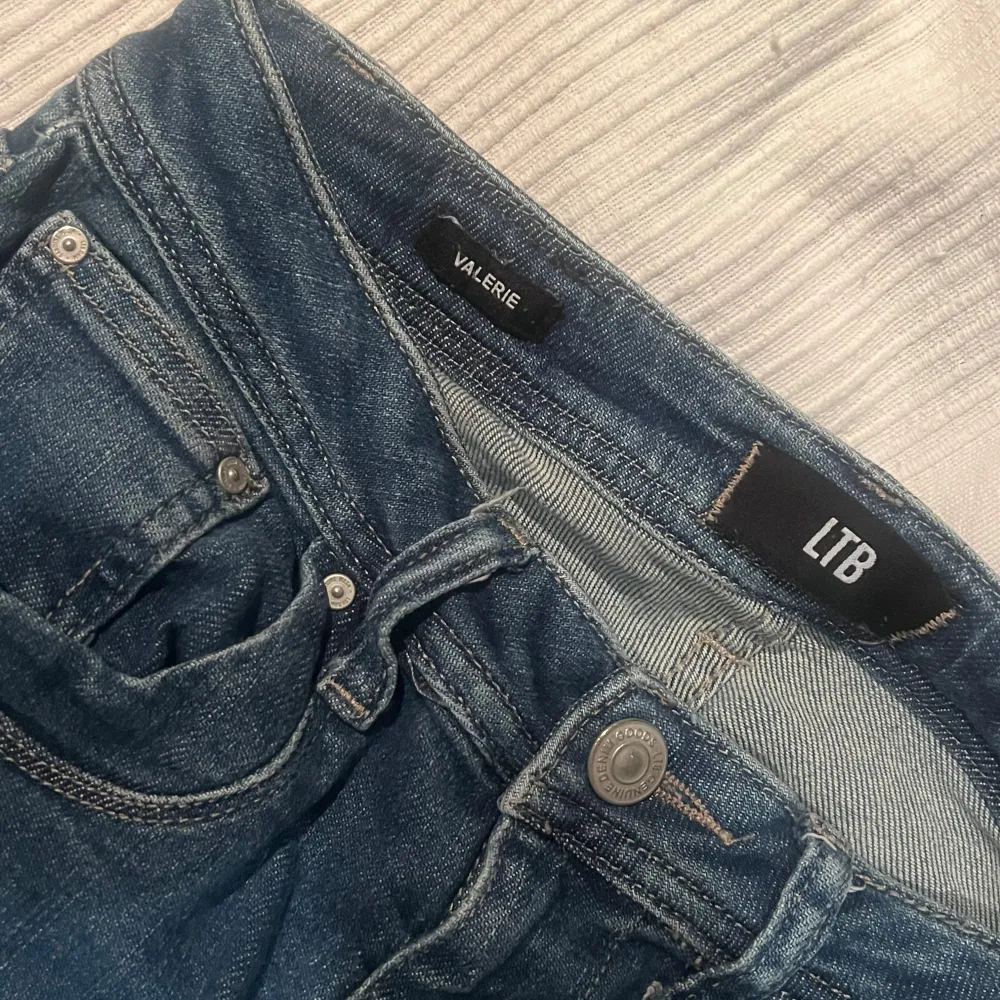 Populära ltb jeans som är slutsålda. De är i storlek w25 l30 och är köpta för ungefär 1000kr. Sparsamt använda och i väldigt bra skick. 🥰. Jeans & Byxor.