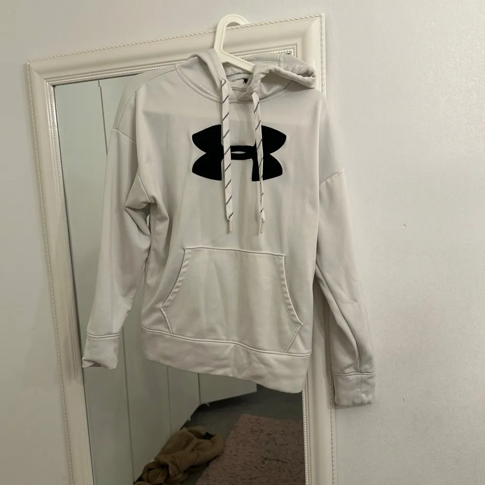 Vit Under Armour hoddie Strl L/Xl Bra skick. Hoodies.