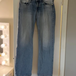 Jeans - Supersnygga blå jeans från weekday i modellen Arrow. Kommer tyvärr inte längre till användning, inga defekter.
