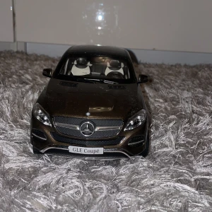  Mercedes gle coupé - Riktig Mercedes färg och en häftig bil den kan rulla öppna dörrar baklucka och motor.