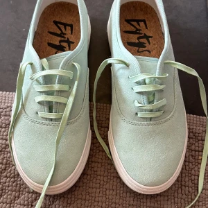 Eytys skor  - Snygga oanvända eytys skor. Köpte någon gång förra året men är tyvärrr lite för små. De är i storlek 37 