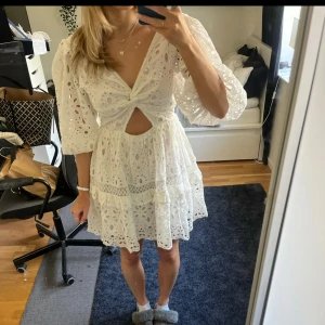 Studentklänning - Säljer min superfina student/midsommar klänning. Liknar de som maje säljer❤️🫶