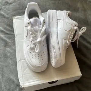 Fynda ett par nya & oanvända Nike Air Force 1 - 07 White i storlek 40 till ett bra pris! 