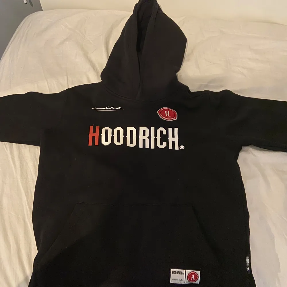 Säljer en svart hoodie från Hoodrich i storlek XL (13-15 år). Den har en stor logga på framsidan och en mindre på baksidan. Perfekt för en vintern och håller dig varm. Hoodie är i ny och har aldrig använt den så den är i bästa skick den kan vara.. Hoodies.