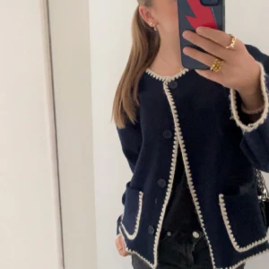 Häst jacka  - Säljer min superfina höstjacka från kidsbrandstore. Passar mig som är ungefär 165. Fint skick skriv för fler bilder eller frågor!💞