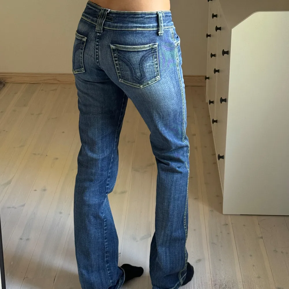 Säljer dessa sjukt snygga Lågmidjade jeans. Skriv för funderingar! 🙌(Tips: använd bundle för samfrakt). Jeans & Byxor.