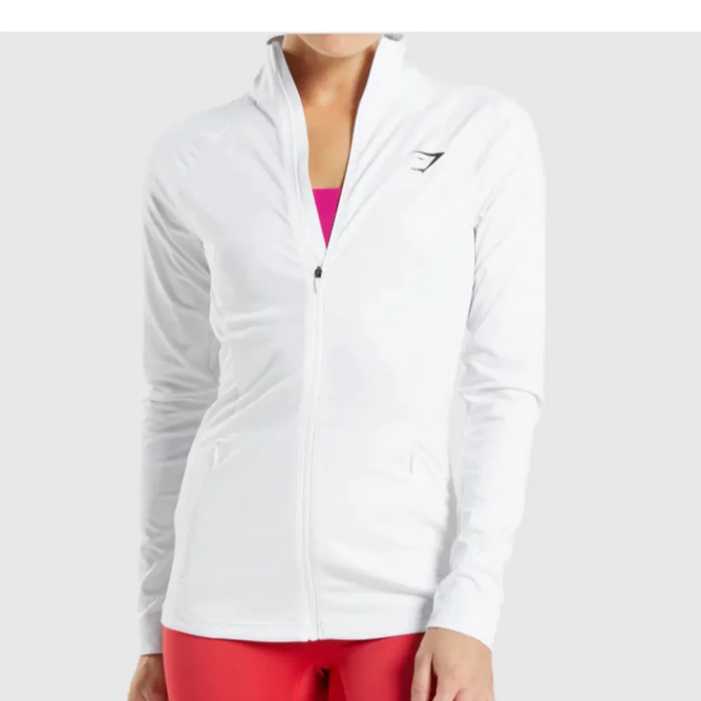 Säljer denna gymshark zip up (slimfit) eftersom att den tyvärr inte kommer till användning. Tycker att den liknar lululemons kända bbl-jacket. Den är använd ett fåtal gånger och därför i nyskick. Den är i storlek xl men passar även en l.. Sportswear.