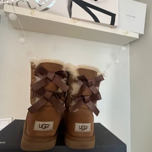 Uggs bow - Världens gosigaste skor verkligen!!🥹🍂, säljer vidare då jag fick de men de tyvärr inte passade mig❤️❤️ ( OBS skriv endast om ni är seriösa ) tack!!