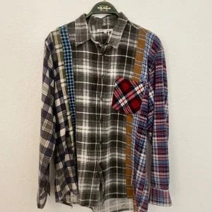 Needles Rebuild Skjorta - Skjorta Av Needles Rebuilt i storlek L men passar som M om inga defekter eller fläckar skriv gärna om ni har några ytterligare frågor om bilder eller så (100% Äkta)