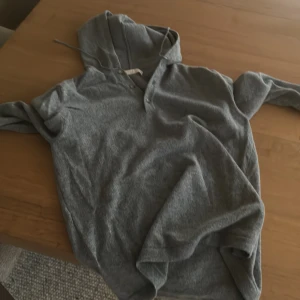 Luca faloni - Säljer denna feta kashmir tröjan. 10/10 skick absolut inga skador🥂.ny pris är 4500