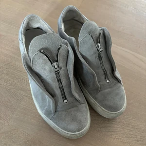 Axel arigato skor  - Säljer ett par Axel arigato skor med dragkedja för jag ej använder dem, sådär skick. Skriv om ni vill ha fler bilder på skorna eller frågor.