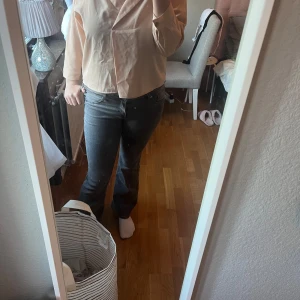Rosa blus - Rosa blus med lite kortare ärmar.