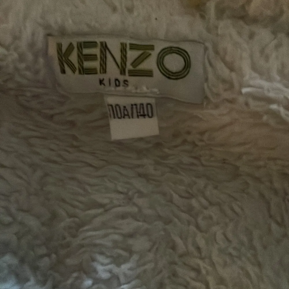 Svart, lurvig och varm hoddie, Kenzo Kids storlek 10år, 140. Hoodies.