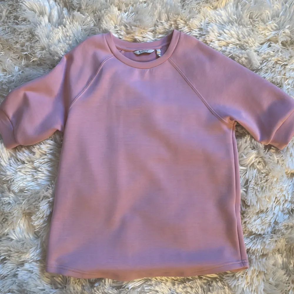 Rosa t shirt i tjockare material💗storlek xs❤️säljer för 230kr😊. T-shirts.