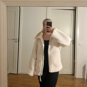 Teddy jacka  - En helt oöppnad Teddy jacka från Hm som är helt slut såld på hemsidan. Råkade beställa två storlekar i S. 🤍