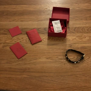 Valentino armband - Säljer mitt valentino armband med en defekt som syns på bild tre.
