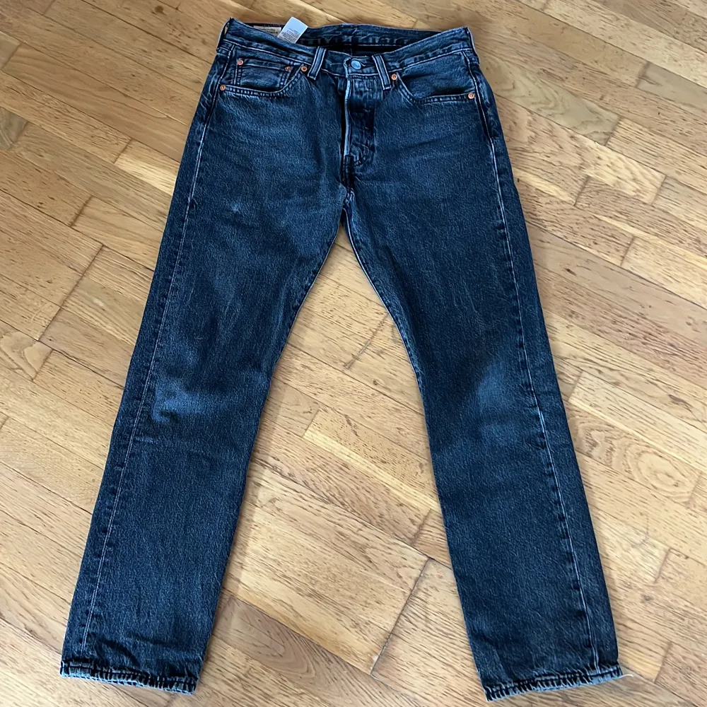 Riktigt feta Levi’s 501 väldigt fräscha, köpta i år!!🔥 knappt använda då jag snabbt växte ur de, skick 10/10!🌟🌟 hör av er med frågor❓✉️. Jeans & Byxor.