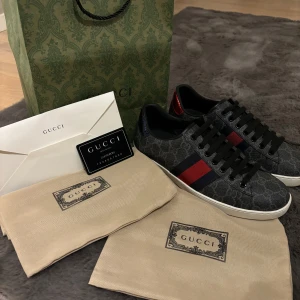 Gucci Ace - Tjena! Säljer nu mina feta Gucci Ace i storlek 42.(Nyskick) Man får med Vita snören! Hör av er vid fler frågor eller funderingar!