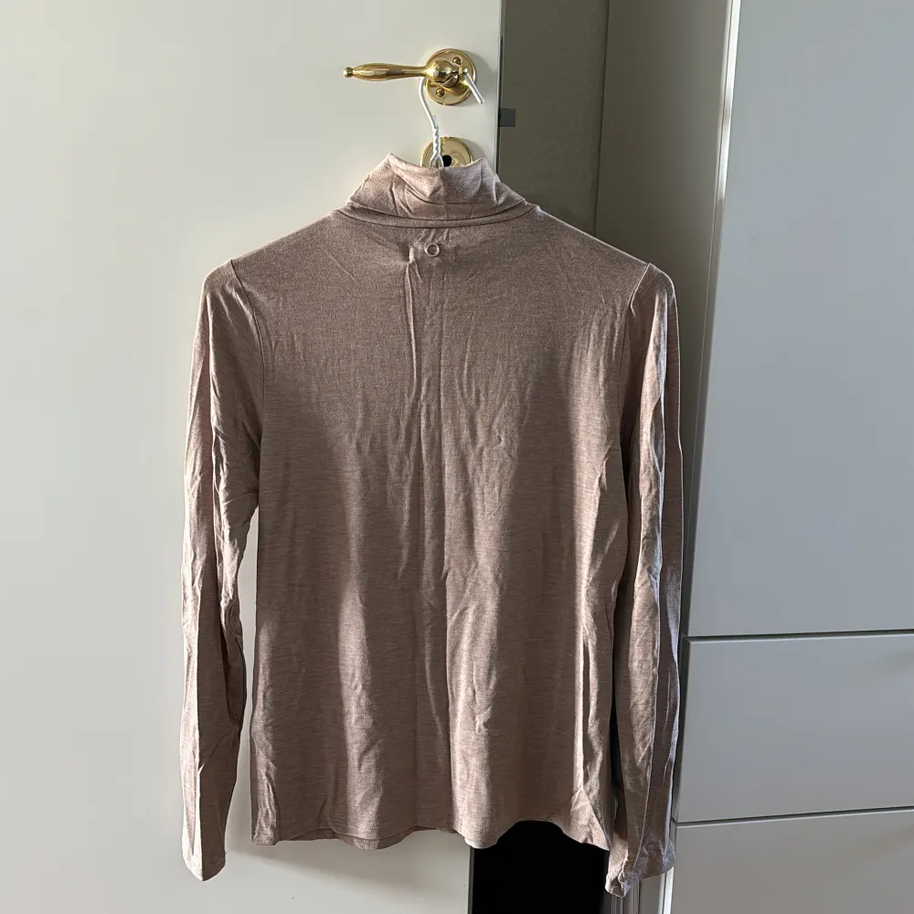 Beige Melange - Dalia turtleneck. Storlek S, en väldigt tunn men stretchig och mjuk tröja (är 38 i storlek och den passade bra). Snygg instoppad till kostymbyxor eller liknande. Aldrig använd, säljs pga gillar inte åtsittande kläder. Bra kvalitet. . Tröjor & Koftor.