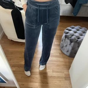 Mjukisbyxor - Mjukisbyxor från lager 157 i marinblå å beige. Båda för 130 eller ett par för 70kr. 