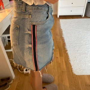 Zara kjol - Ljusblå jeanskjol med detaljer på sidorna från Zara! Nyskick