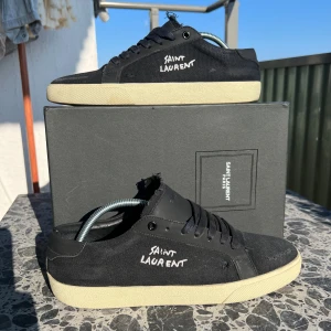 Saint Laurent skor  - Tja! Säljer nu dessa saint Laurent skor för att de är för små för mig. De är i super fint skick och i storlek 43. Hör av dig vid frågor eller funderingar!🤙