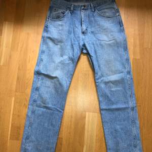 Säljer nu dessa riktigt snygga Wrangler Jeans i regular fit. Sitter riktigt bra, inte pösigt men inte korvskinn heller. Storlek 33W 32L. Bra skick. Hör av med frågor! /🐫