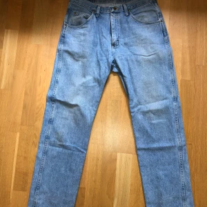 Wrangler Jeans - Säljer nu dessa riktigt snygga Wrangler Jeans i regular fit. Sitter riktigt bra, inte pösigt men inte korvskinn heller. Storlek 33W 32L. Bra skick. Hör av med frågor! /🐫