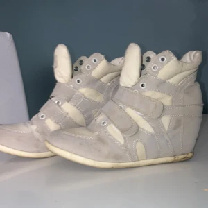  klacksneakers - skor liknande isabel marant skorna, använt skick och lite smutsiga därav priset. köpta på plick💕💕