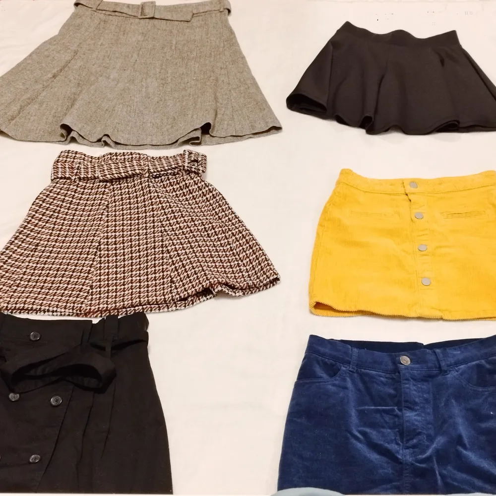 50kr för ALLA 6 KJOLAR. Info - kjolar 1: H&M S - grå + bälte, 2: KappAhl XS - svart skater skirt, 3: Zara XS - rutig, 4: Lindex XS - Gul corduroy, 5: Bershka S - knappar + bälte, 6: Forever 21 S - mörk blå corduroy. ORIGINAL PRIS FÖR 700kr+. Kjolar.