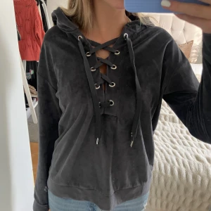 Brave Soul tröja - Cool tröja med snörning i storlek M!  Skönt och lätt material att bära i mycket bra skick!💕