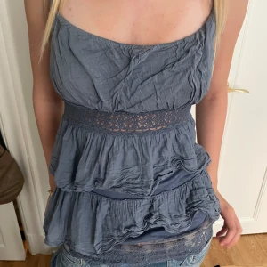 Volangtopp med spets - Supersöt volangtopp med spets i den perfekta färgen!!💞💞💞