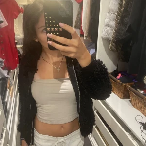 H&M Jacka - Säljer denna virala jackan från H&M använd ett par gånger men inget tecken på att den har använts!!❣️