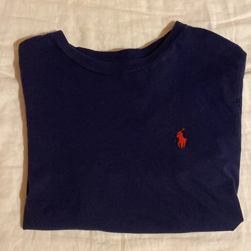 Mörkblå med rött märke Ralph lauren t-shirt. Använd ca. 5 gånger, utmärkt skick. Original pris 469kr, priset kan diskuteras😊. T-shirts.