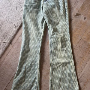 Randiga jenas - Säljer dessa sjukt snygga Jenas som aldrig är använda 🩷 dem är låga i midjan och midjemåttet är 26🩷