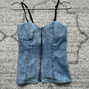 Jeanskorsett  - Väldigt bra skick. Passar xs/s. Har inga bilder på💙💙