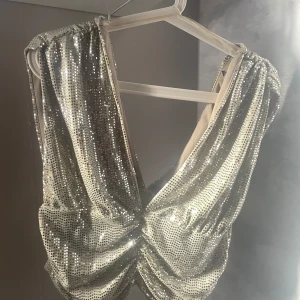 Silvrig festtopp  - Den finaste festtoppen någonsin!! Vet ej var den är ifrån då lappen är bortklippt och jag köpte den via plick. Den är av mig använd en gång 💗Kontakta för fler bilder!!