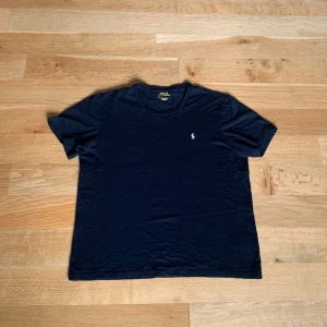 Ralph Lauren T-Shirt  - Svart Ralph Lauren T-Shirt i mycket bra skick!  Storlek: M 