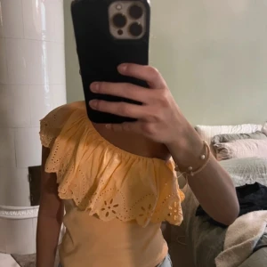 Zara topp  - Jätte fin zara topp , använd fåtal gånger så är i bra skick! I storlek 164, men passar en XS/S!