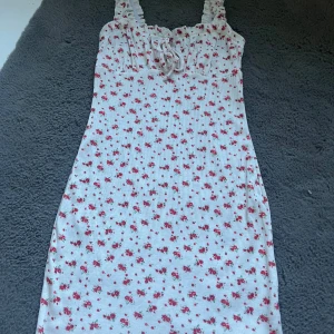 Söt klänning - Jätte söt sommar klänning med små blommor på💕❣️