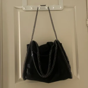 Stella McCartney liknande väska - Jättefin väska som liknar väskorna från stella McCartney! Aldrig använd och är i nyskick!🥰  Många olika fack inuti också!