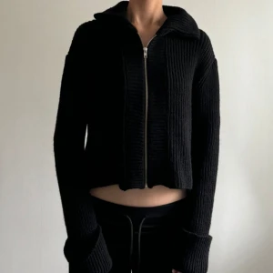 Cardigan - Cardigan/kofta med dragkedja. Stickad, men sticks absolut inte. 