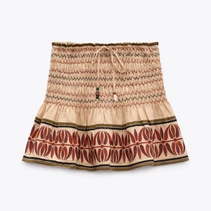 Zara kjol - Säljer min super fina kjol ifrån zara, den är ganska använd som kanske syns på ena pärlan med resten av kjolen är i bra skick. Den har insydda shorts och resor som syns💕