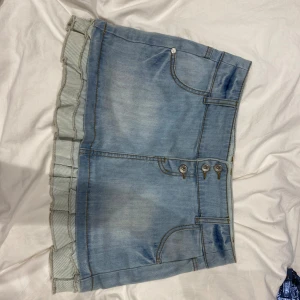 Söt jeanskjol med volang - Jättesöt jeanskjol med en randig volang som jag köpt second hand och var lite för stor för mig💕💕